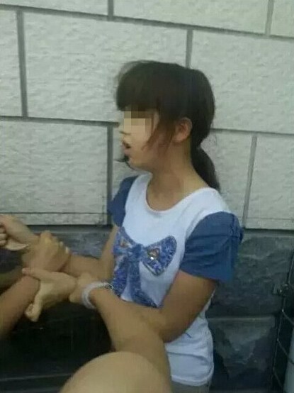 多名疑似打人女生将殴打照片传至QQ空间，并评价“爽”。引发关注后，打人女生遭网友人肉。