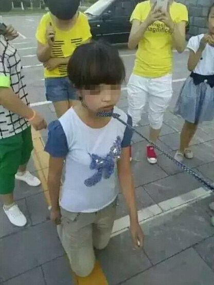 网友贴出的截图显示，“闯他心房占心为王”在自己QQ空间贴出殴打照片，并说“哈哈，爽啊”。其资料显示“14岁”，职业为“在校学生”，学校是“（山西省太原市）晋源区实验监狱”。目前，其QQ空间已经关闭，签名为“诚心对不起”。