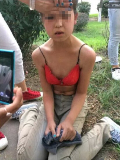 另一名被曝疑似打人主角“新一代傻逼代言人”，QQ资料填写“陕西西安”、16岁。其曾发表说说公布殴打照片，还表示：“吃完肯德基再打死你这个傻逼。”