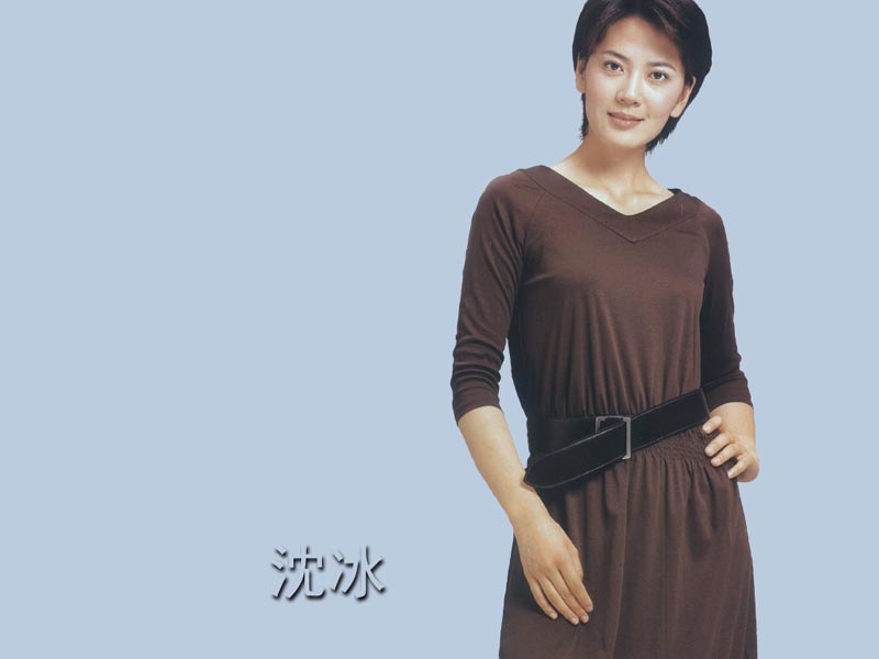 《经济半小时》率先在央视实行新闻主播制，主持人不再是演播室中的“空中美人”，而是要充当职业记者的角色。由于沈冰英语会话非常流利，专业又对口，所以她顺利获选。