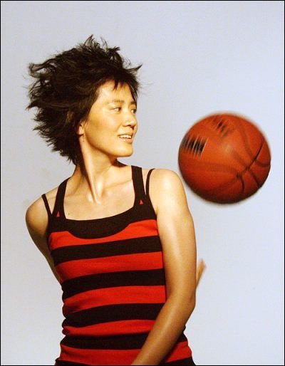 2002年韩日世界杯期间，沈冰主持《你好，世界杯》。在阿根廷失利的那一夜，沈冰在直播中落泪，一夜走红。