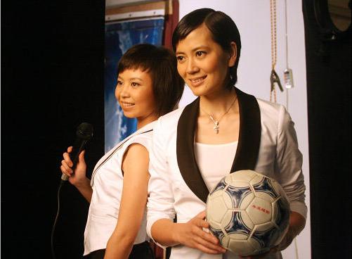 她流利的英语沉稳的气质、出色的现场采访能力给评委会和观众留下深刻的印象，获得3万多观众的支持票，仅次于主持《今日说法》的撒贝宁。