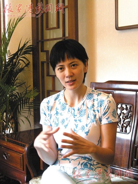 2001年３月，在 2000多人参赛的中央电视台节目主持人大赛中，24岁的沈冰获中央电视台节目主持人大赛银奖(亚军) 。