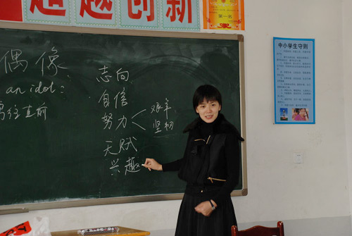 无论是小学还是中学，沈冰一直是学校学生会的主席，班级里的班长，还被评上过省优秀三好学生。学校里的组织活动和各项工作，使她的各种能力得到了极好的培养和锻炼，学校或班级举办文娱演出，沈冰总是主持人的首选。