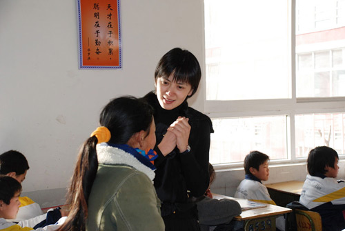 姐姐沈琰的英语特别出色，平常没事儿，沈冰就经常与姐姐用英语对话。为了学好英语，姐妹俩用坏了几台录音机，爸爸妈妈在经济上也给以了支持，用坏了就买新的。所以，沈冰的英语水平也非常好。