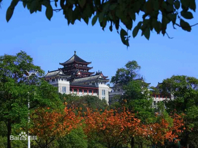 人们会认为，殡仪学院就是一个死气沉沉的地方。然而长沙民政学院殡仪学院却和其他高校没什么区别，也是大楼，也有大师，也是一个美丽的所在。