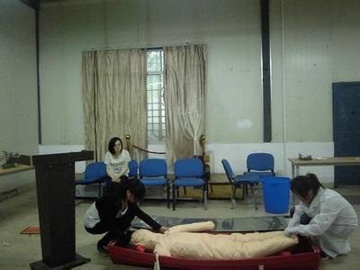 学生在学习动手操作