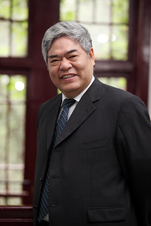 尽管继任者张异宾只年轻他5岁半，但58岁的年龄刚好符合教育部要求，即部属高校党委书记初任年龄不得超过58岁。洪银兴也是今年第8位卸任的教育部直属高校党委原书记。