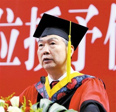 因年龄原因，李培根不再担任华中科技大学校长职务。