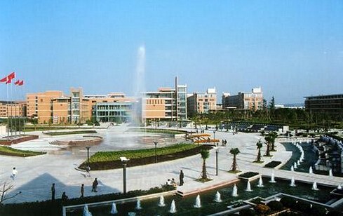 建校时间：1897年优势专业：艺术设计、材料科学与工程、纺织工程、国际经济与贸易、美术学、信息与计算科学、应用化学、机械设计及其自动化、工业设计、测控技术与仪器等。录取原则：尽量满足考生志愿，当志愿不平衡时，按专业级差方式进行调剂：第一、二、三专业志愿之间各级级差分为2分，第三、四、五、六专业志愿之间级差为0分。