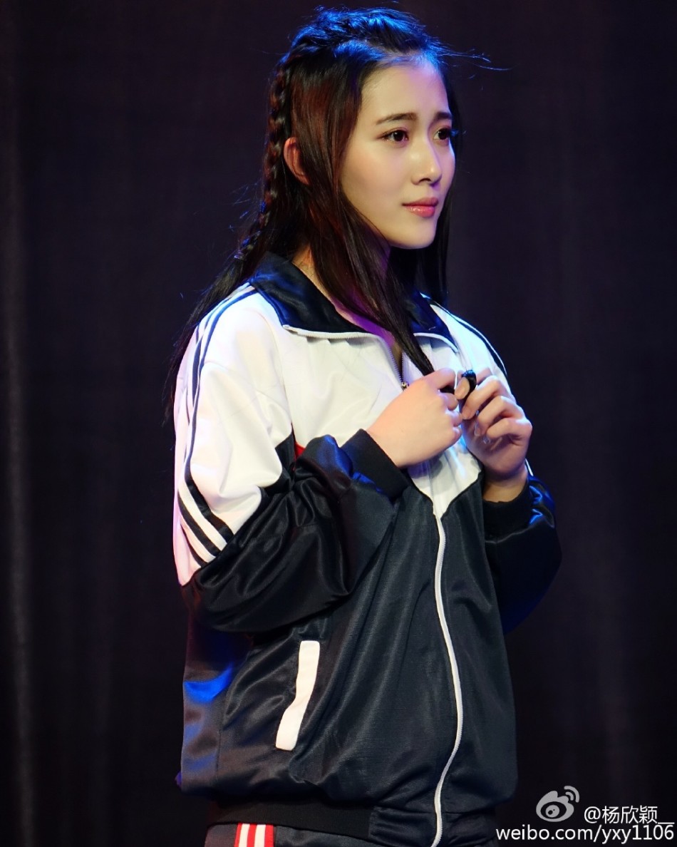 北京电影学院的校花@杨欣颖__晒出班级汇报演出剧照，在里面她扮演的则是电影《夏洛特烦恼》里众人喜欢的校花秋雅，你觉得这个“秋雅”怎么样呢？（来源：网易教育综合）