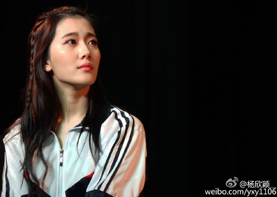 北京电影学院的校花@杨欣颖__晒出班级汇报演出剧照，在里面她扮演的则是电影《夏洛特烦恼》里众人喜欢的校花秋雅，你觉得这个“秋雅”怎么样呢？（来源：网易教育综合）