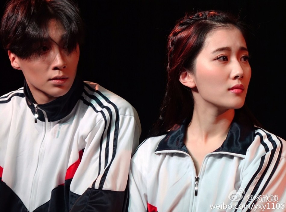 北京电影学院的校花@杨欣颖__晒出班级汇报演出剧照，在里面她扮演的则是电影《夏洛特烦恼》里众人喜欢的校花秋雅，你觉得这个“秋雅”怎么样呢？（来源：网易教育综合）