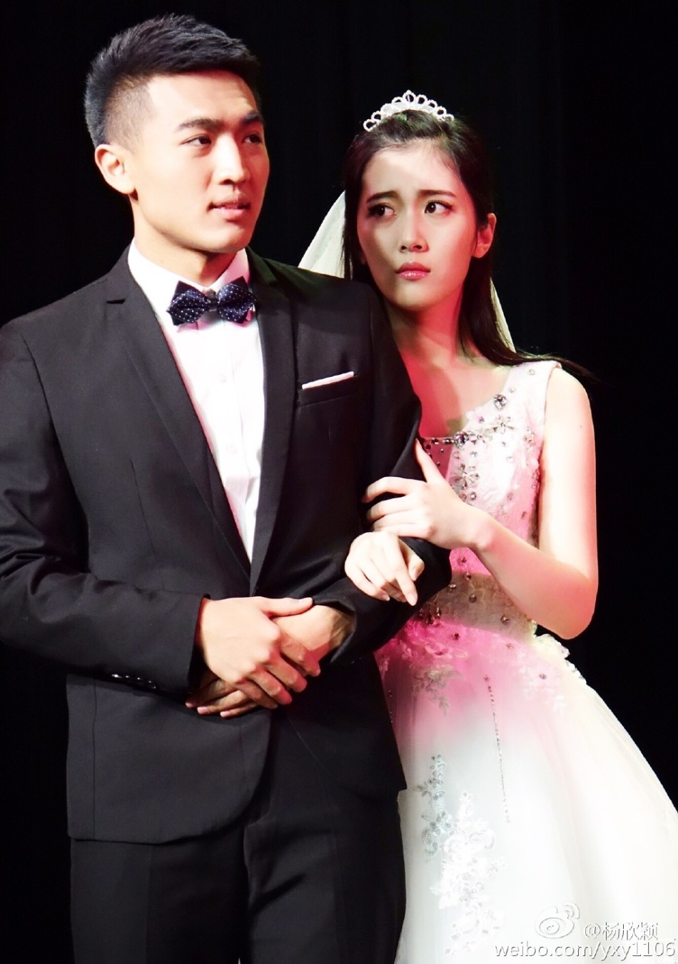 北京电影学院的校花@杨欣颖__晒出班级汇报演出剧照，在里面她扮演的则是电影《夏洛特烦恼》里众人喜欢的校花秋雅，你觉得这个“秋雅”怎么样呢？（来源：网易教育综合）