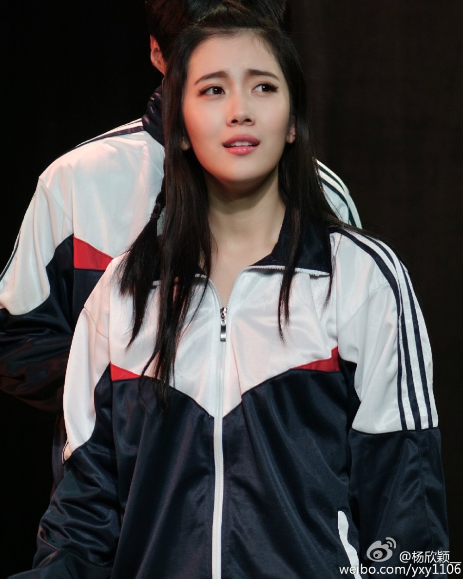 北京电影学院的校花@杨欣颖__晒出班级汇报演出剧照，在里面她扮演的则是电影《夏洛特烦恼》里众人喜欢的校花秋雅，你觉得这个“秋雅”怎么样呢？（来源：网易教育综合）