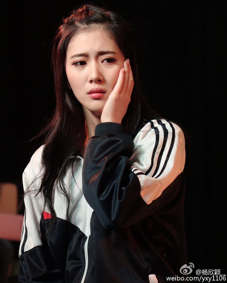 北京电影学院的校花@杨欣颖__晒出班级汇报演出剧照，在里面她扮演的则是电影《夏洛特烦恼》里众人喜欢的校花秋雅，你觉得这个“秋雅”怎么样呢？（来源：网易教育综合）