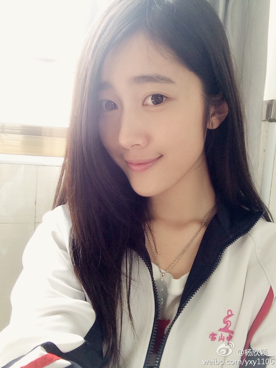 北京电影学院的校花@杨欣颖__晒出班级汇报演出剧照，在里面她扮演的则是电影《夏洛特烦恼》里众人喜欢的校花秋雅，你觉得这个“秋雅”怎么样呢？（来源：网易教育综合）