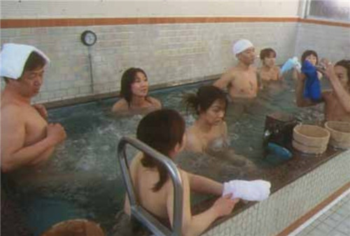 无论在家里的浴室还是公共浴场或温泉，日本人都喜欢在浴缸或浴池里泡，另外，日本人还有“混浴”的习俗。（来源：网易教育频道综合）