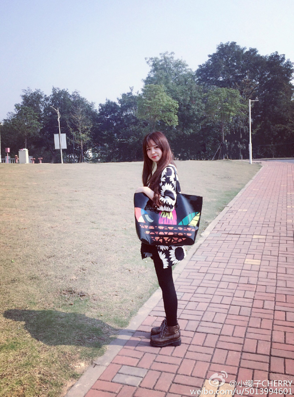 就读于南京工业大学的校花@曹小缨CHERRY晒出海量写真，变身元气少女浑身洋溢着青春的气息...（来源：网易教育综合）