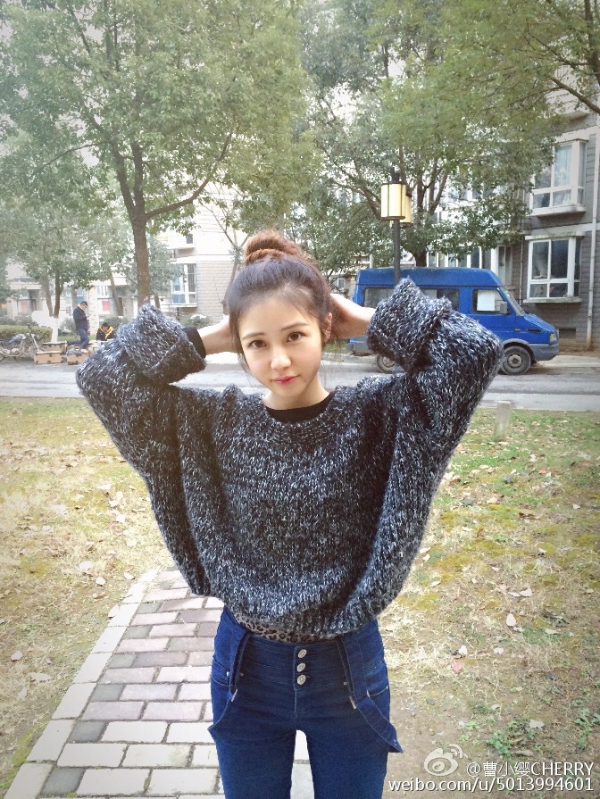 就读于南京工业大学的校花@曹小缨CHERRY晒出海量写真，变身元气少女浑身洋溢着青春的气息...（来源：网易教育综合）