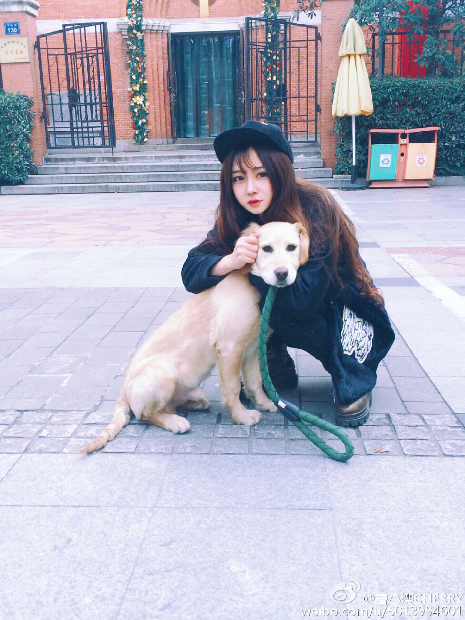 就读于南京工业大学的校花@曹小缨CHERRY晒出海量写真，变身元气少女浑身洋溢着青春的气息...（来源：网易教育综合）
