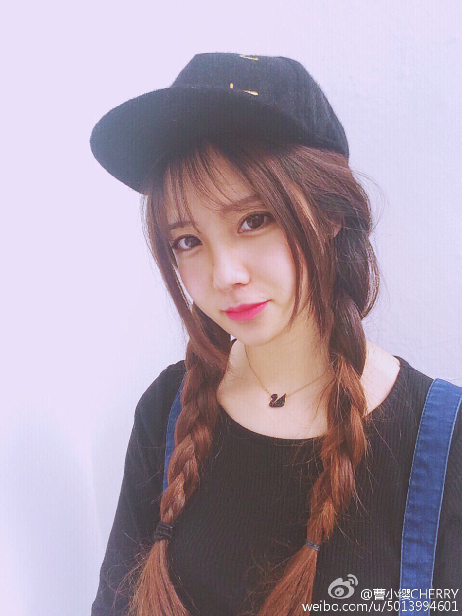 就读于南京工业大学的校花@曹小缨CHERRY晒出海量写真，变身元气少女浑身洋溢着青春的气息...（来源：网易教育综合）