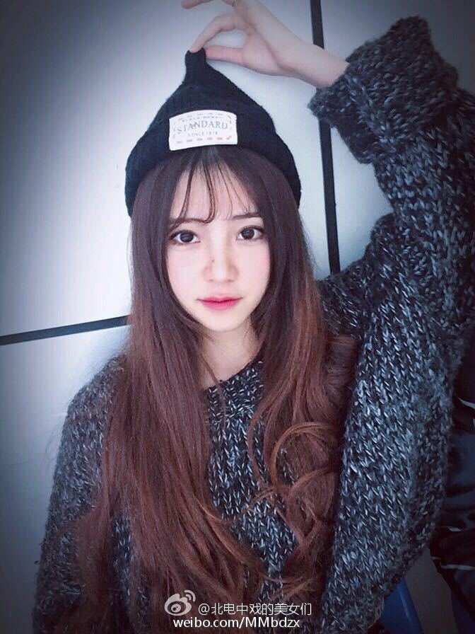 就读于南京工业大学的校花@曹小缨CHERRY晒出海量写真，变身元气少女浑身洋溢着青春的气息...（来源：网易教育综合）