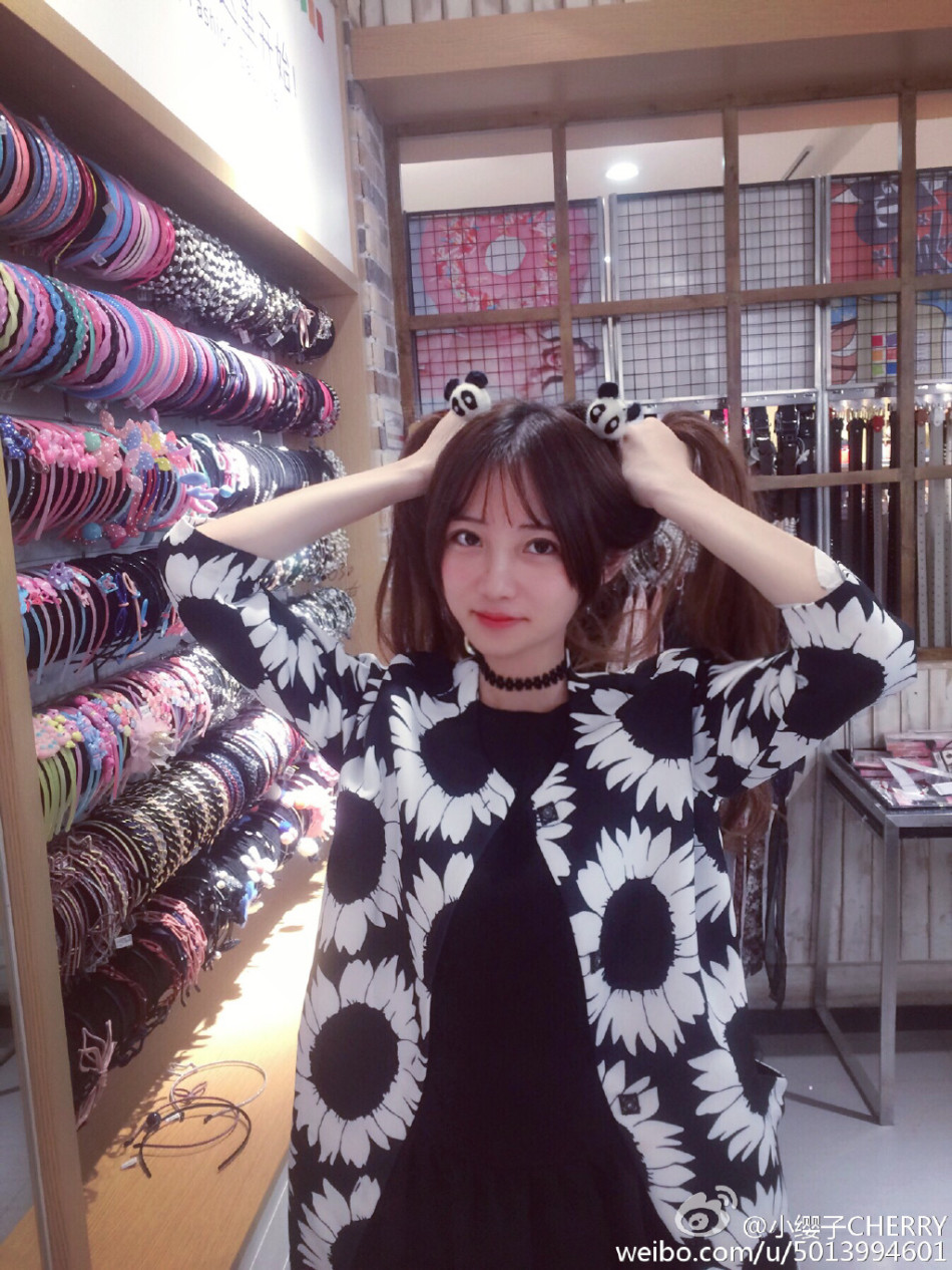 就读于南京工业大学的校花@曹小缨CHERRY晒出海量写真，变身元气少女浑身洋溢着青春的气息...（来源：网易教育综合）