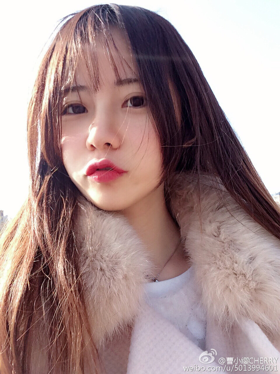就读于南京工业大学的校花@曹小缨CHERRY晒出海量写真，变身元气少女浑身洋溢着青春的气息...（来源：网易教育综合）
