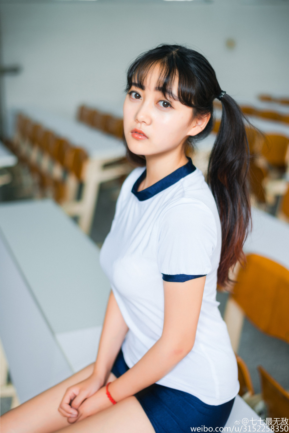 近日，在天津读大学的95后女生@七七最无敌晒出一套清纯写真，小鹿眼配上双马尾萌化人心。你有被萌到吗？（来源：网易教育综合）