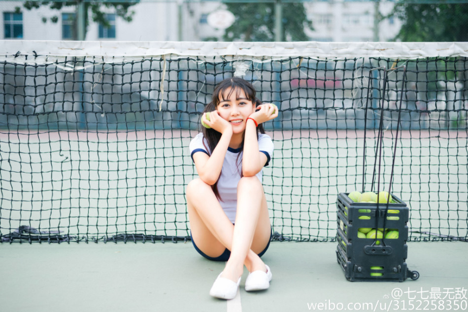近日，在天津读大学的95后女生@七七最无敌晒出一套清纯写真，小鹿眼配上双马尾萌化人心。你有被萌到吗？（来源：网易教育综合）