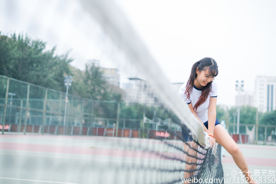 近日，在天津读大学的95后女生@七七最无敌晒出一套清纯写真，小鹿眼配上双马尾萌化人心。你有被萌到吗？（来源：网易教育综合）