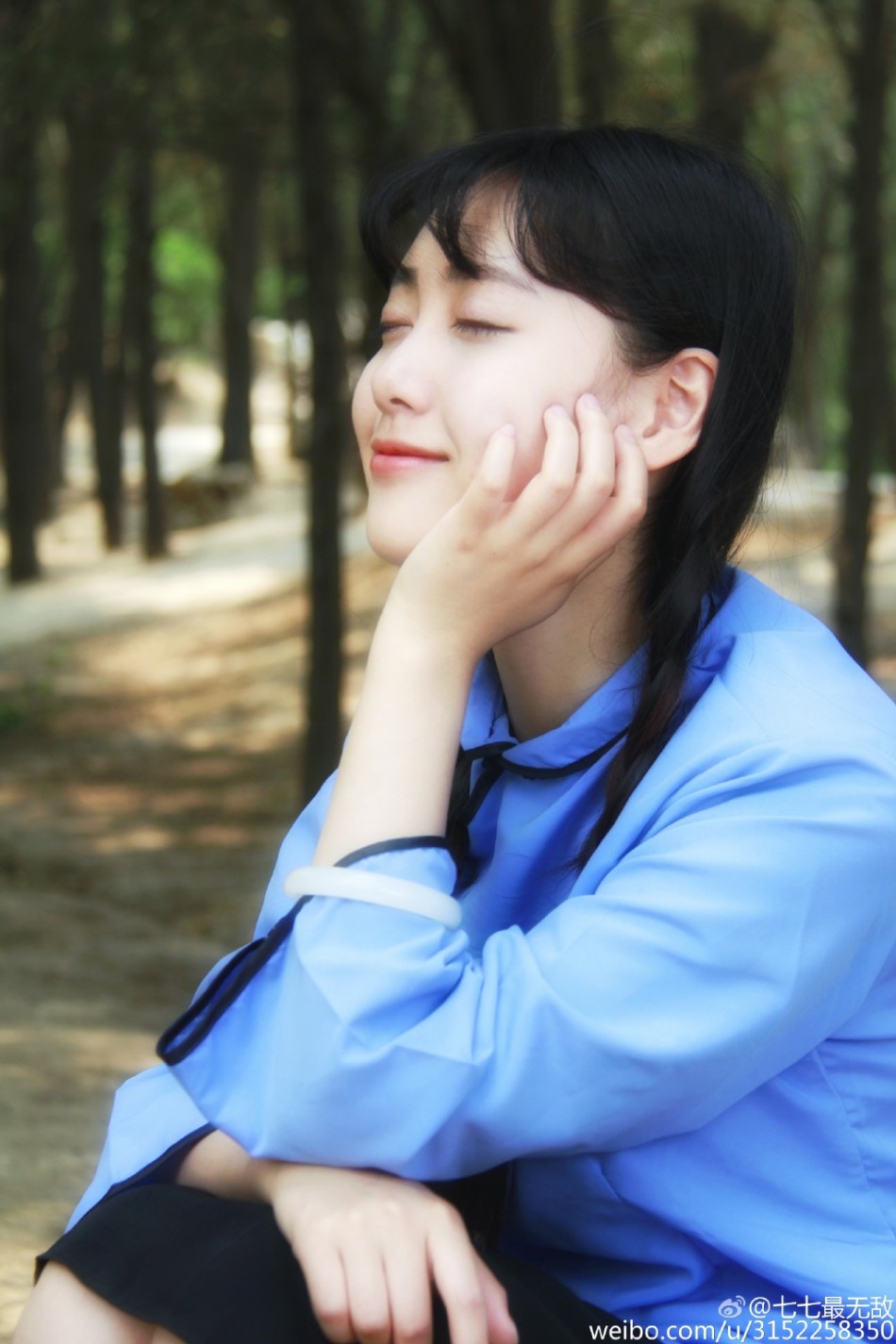 近日，在天津读大学的95后女生@七七最无敌晒出一套清纯写真，小鹿眼配上双马尾萌化人心。你有被萌到吗？（来源：网易教育综合）
