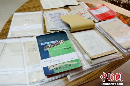 1957年，从重庆大学机械系毕业后，钟先信留校任教。从那时起，科研本、机械教学卡片、教学报告都是钟先信亲手绘制。钟先信说，50年代没什么机械类的教材，当时为了准确画出大型机械图，自己曾专程到长春汽车厂和沈阳重机厂去参观学习，搜集教学资料，回来后制作成教学实习报告给学生们看。（来源：中新网）