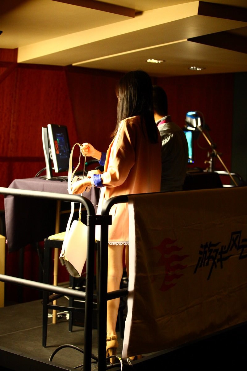 DOTA2女神冷冷首次出镜 冷艳美腿套图分享_手机网易网