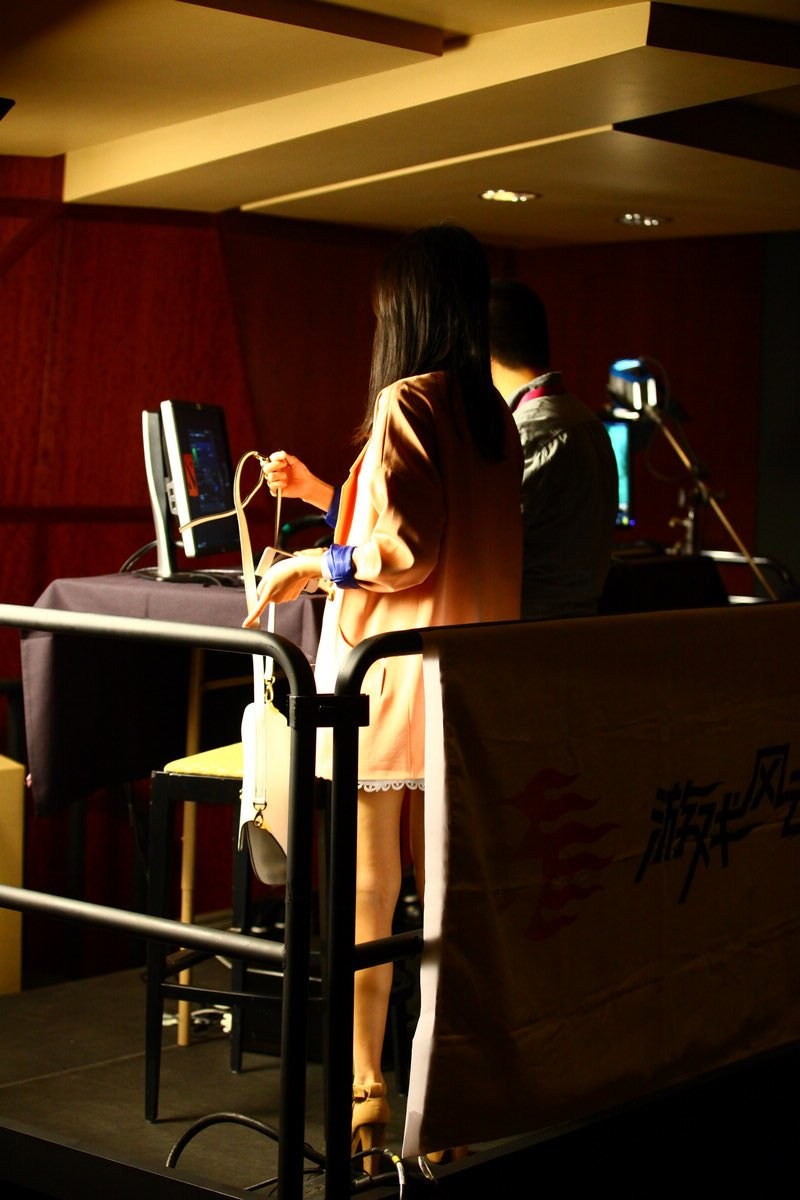 DOTA2女神冷冷首次出镜 冷艳美腿套图分享_手机网易网