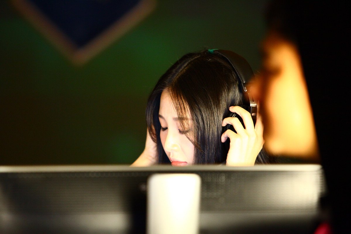 DOTA2女神冷冷首次出镜 冷艳美腿套图分享_手机网易网