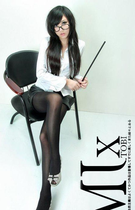 图为时尚大片中模特作女老师打扮，穿黑色丝袜的造型，成为一种时尚象征。