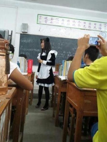 女老师兑现承诺穿女仆装上课！某网友微博称：这可真应该被评为2012年度全国模范教师、感动中国十大人物什么的啊……貌似是因为承诺班上月考年级第一就穿着来上课……然后就兑现了……近日，这条转发量超过五千条的微博引发网友热议，不少网友对这位老师的做法表示肯定。但不知因为什么原因，昨天下午三点左右，该网友删除了这条微博。@南京零距离：好萌的老师啊！学生会一辈子记得她。