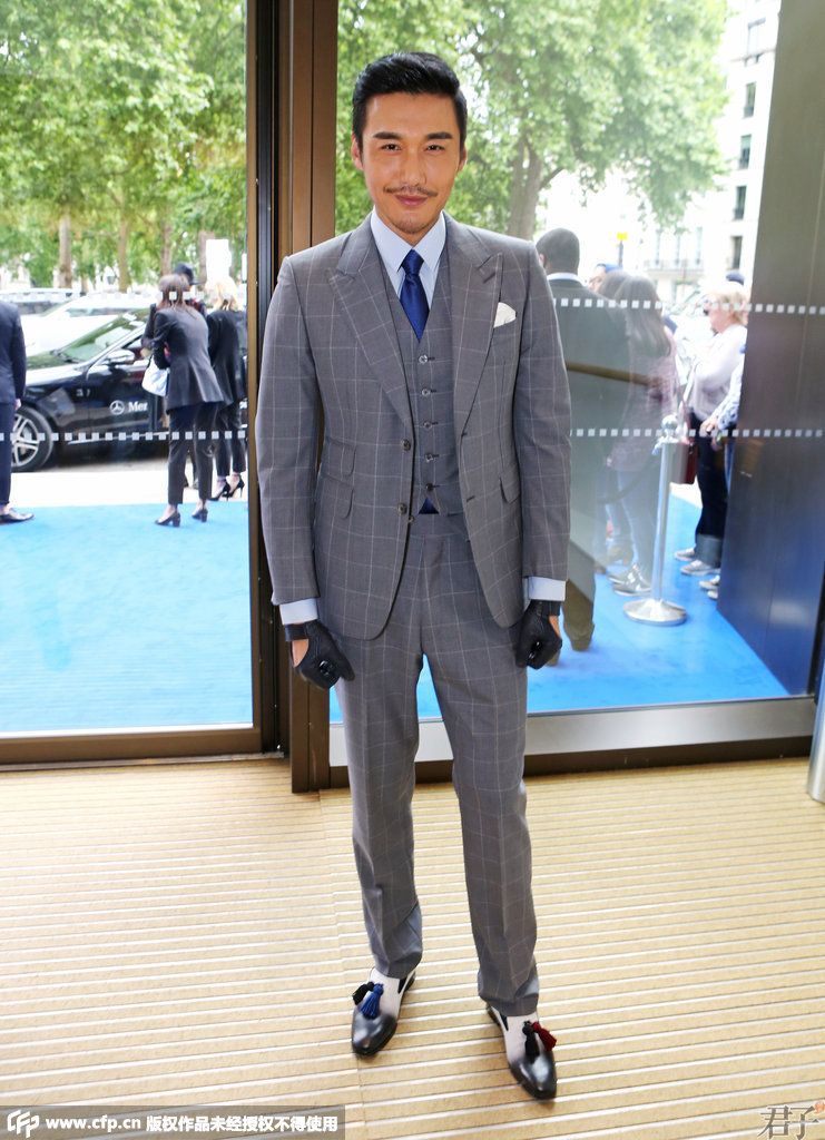 胡兵亮相dunhill登喜路2016春夏伦敦秀场，一身灰色格纹三件套西装搭配蓝色领带，渐变色皮鞋，白色胸巾点缀整身打扮。