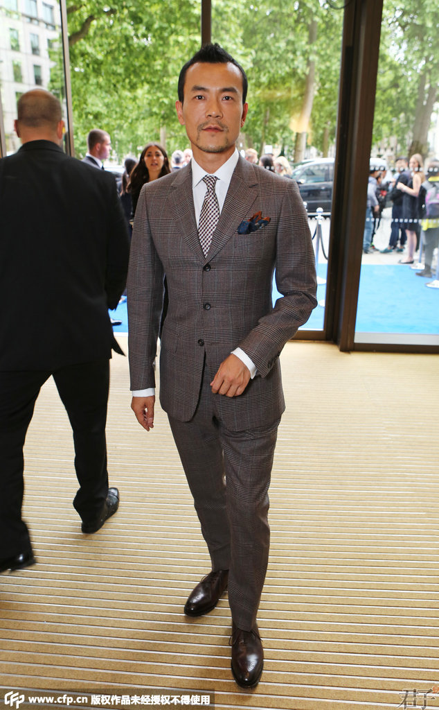 影帝廖凡棕色格纹西服套装，搭配同样格纹的棕色领带，尽显英伦绅士风。口袋处的蓝红小方巾更是有画龙点睛的效果。