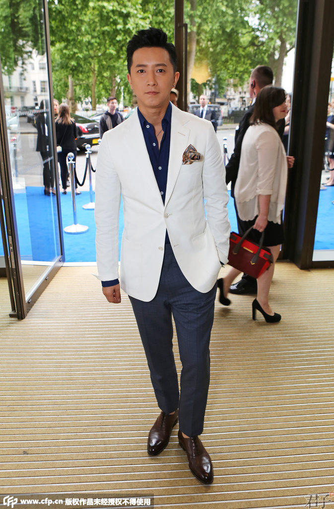韩庚主打白色西服，搭配海蓝色衬衣和灰色格纹西裤，化身浪漫白马王子亮相。