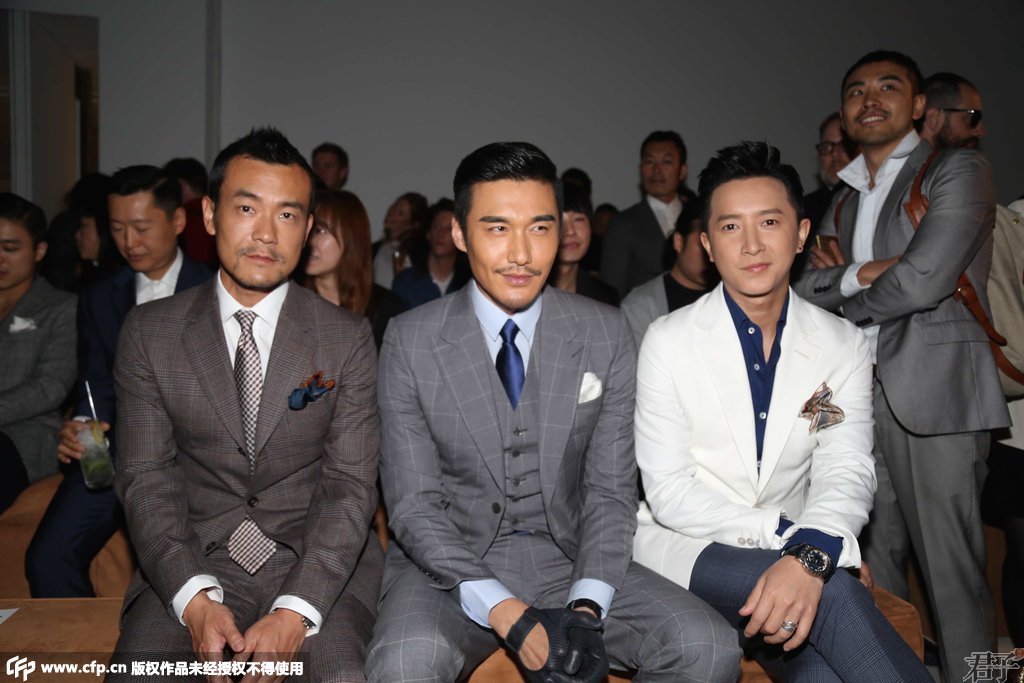 廖凡、胡兵、韩庚三位男神同排亮相看秀。