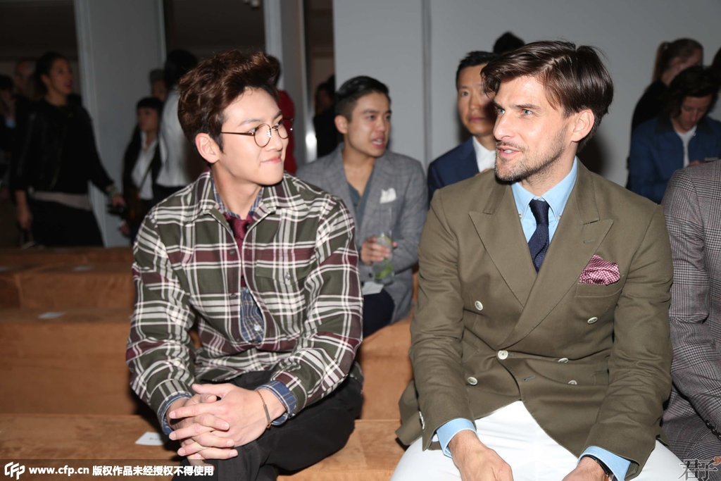 韩国人气演员池昌旭（左）身着格纹衬衫配框架眼镜和丝带领结尽显英伦儒雅，正与右边国际名媛巴勒莫的丈夫Huebl交谈。
