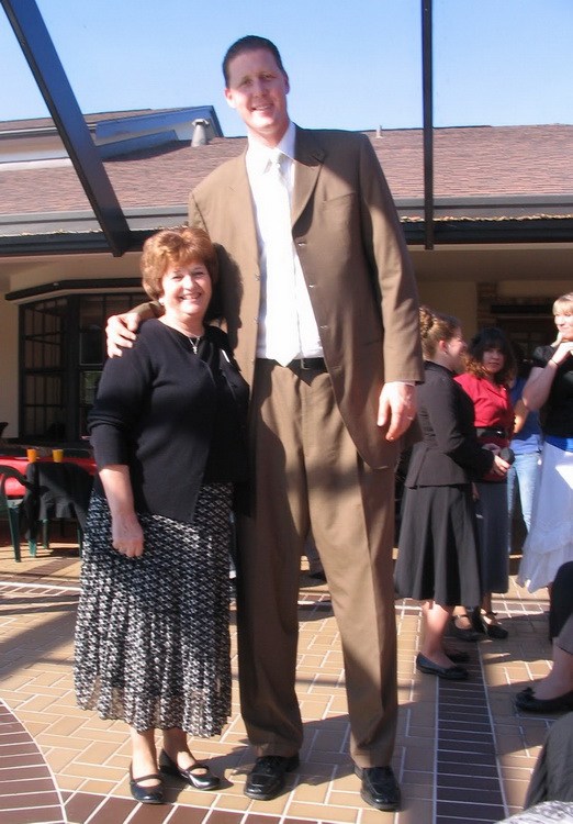 篮球是一项长人的运动，或者你又有过人的天赋，或者你拥有无与伦比的身体条件。篮球世界里就有那么一部分人，他们不禁拥有“高人一等”的身材，并且绝对令你目瞪口呆，扣篮？对于他们来说只不过是家常便饭而已。