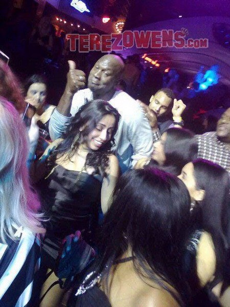 新春佳节,走亲访友自然少不得美酒佳肴。中国饮食文化博大精深,酒文化更是源远流长。体坛名将们在训练比赛之余也会把盏言欢,但尽兴之余,却难免有人贪杯,更有人因此得意忘形而陷入拳脚之争,一起来看看体坛明星的酒后百态吧。