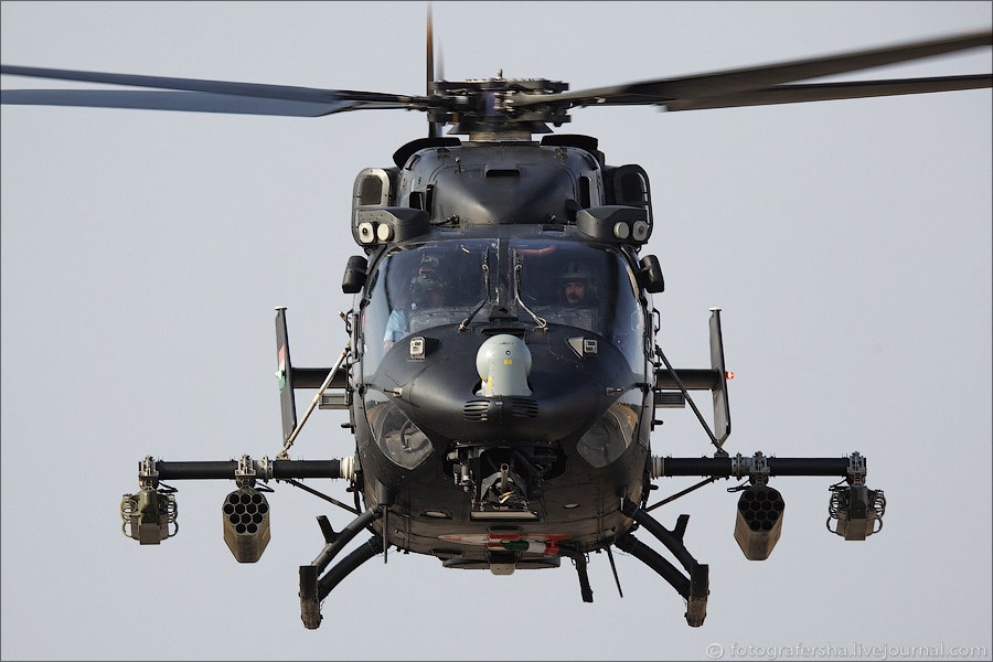 印度军方近日接收了以“北极星”(Dhruv)轻型高空直升机为基础的国内首款武装直升机“楼陀罗"(Rudra)。该机配备有一门20毫米口径的自动塔炮，还可挂载8枚制导反坦克导弹或70毫米口径的非制导火箭炮，其反潜战(ASW)的版本可搭载深水声纳装置和两颗鱼雷。