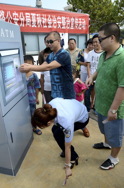 2013年9月7日，河南省许昌市许继游园，民警在为广大群众表演ATM机旁的诈骗情景剧。牛志勇/CFP