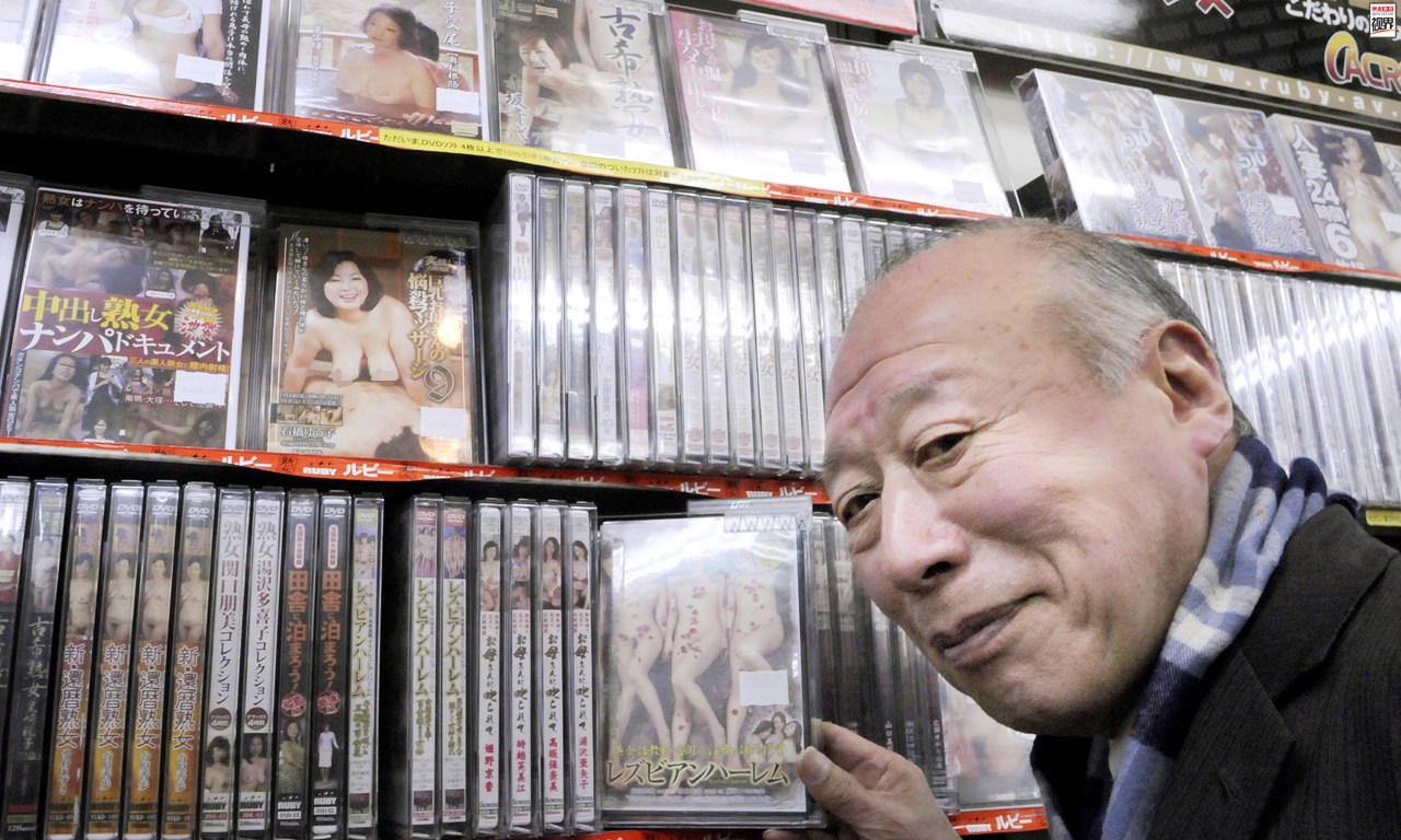 在日本，成人AV电影可以与动画电影各占半壁江山，前者年产值约10亿美元。日本一家名为GloryQuest的AV电影公司曾在08年经济危机时表示，经济危机不会影响其产品销售和租赁，公司可以保持每月至少两部的速度推出新片。图为日本成人电影明星做宣传。