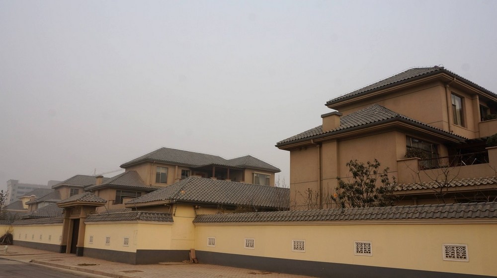 近日，谷俊山在河南濮阳的住宅图片曝光，这栋住宅被当地居民称为“将军府”。“将军府”系2006年谷献军占用东白仓村十三四亩集体土地所建。有村委会成员说，当时占地没有任何手续，至于后来有无补办用地手续，无人知晓。